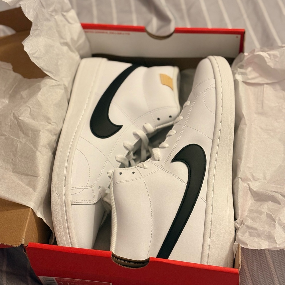 Nike court royale 2 white /black